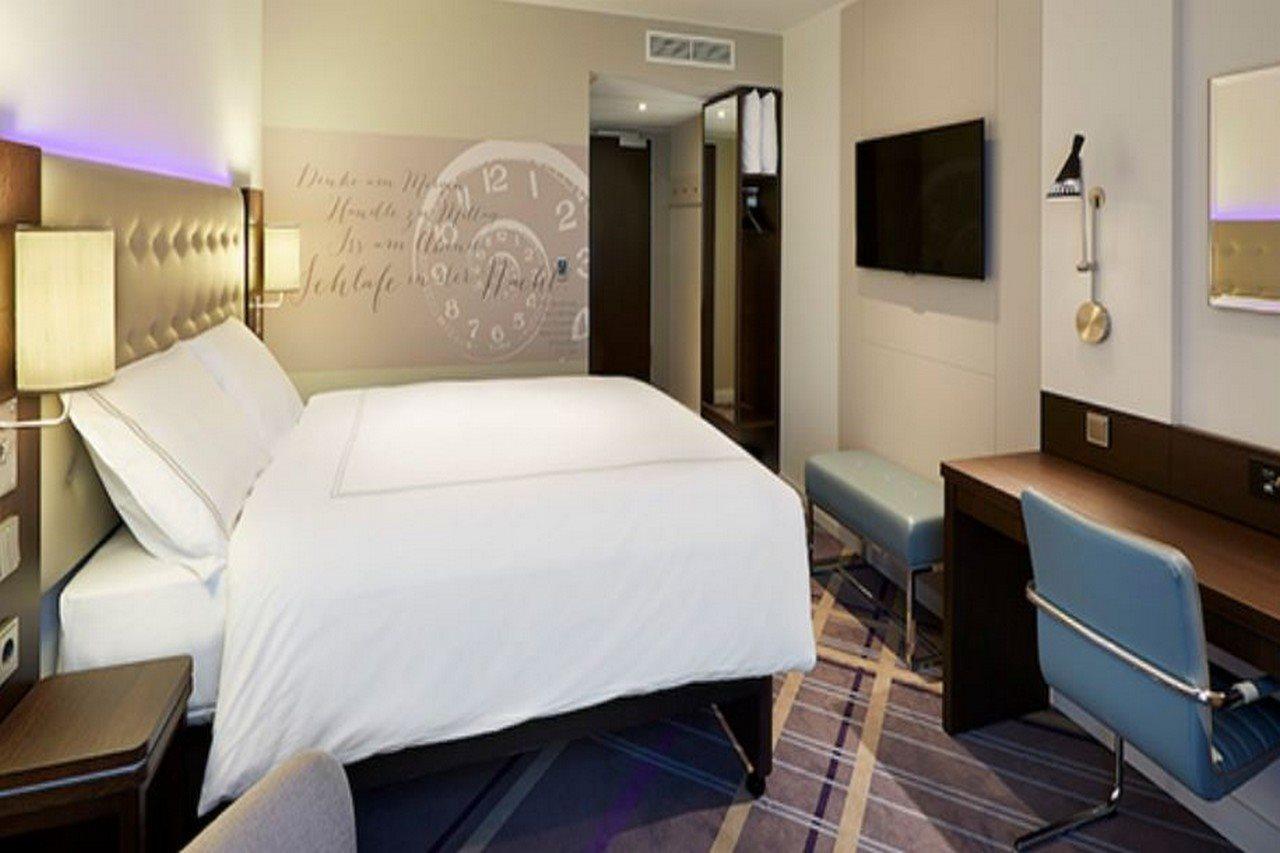 Premier Inn Stuttgart City Europaviertel Екстериор снимка