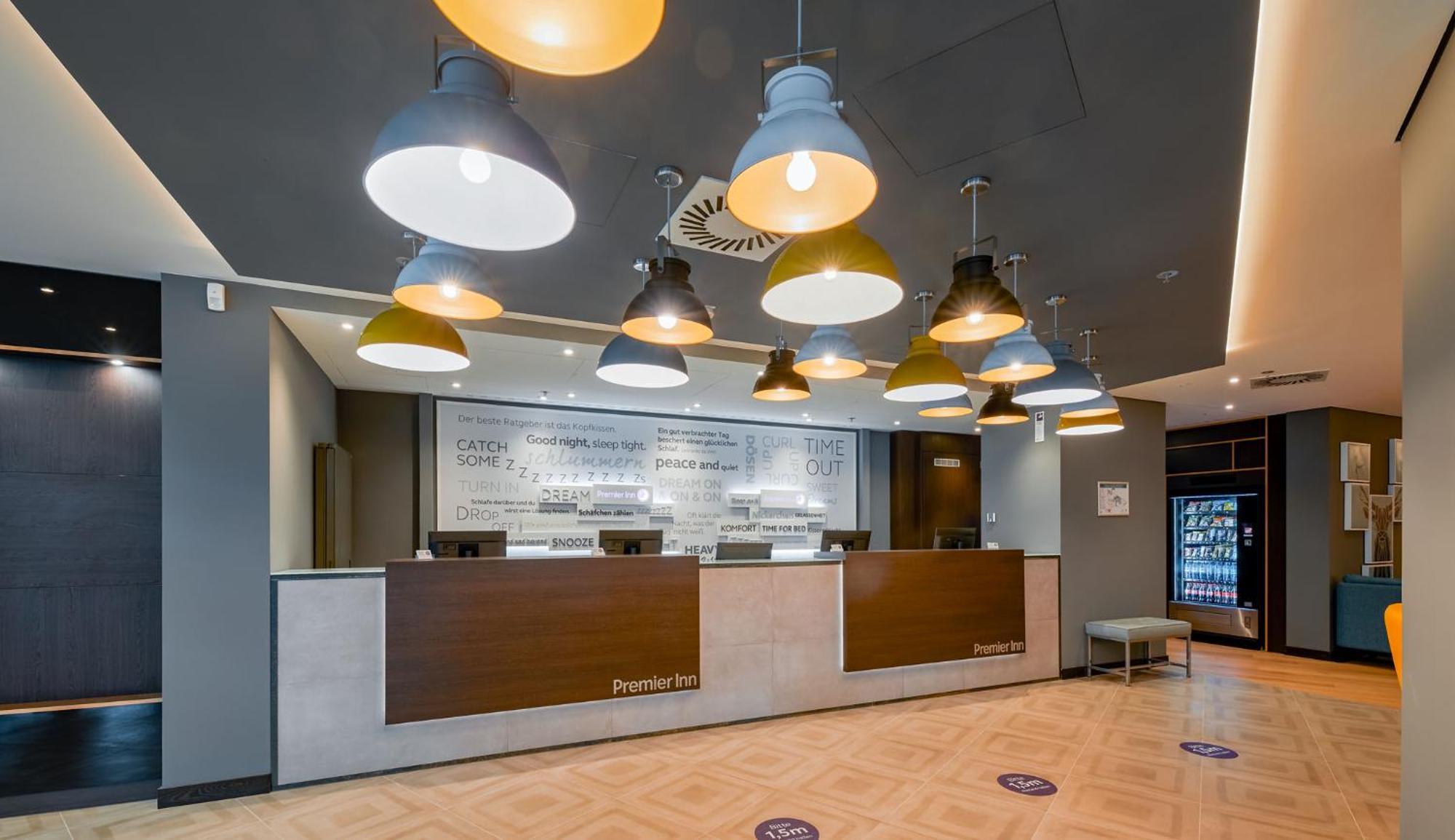 Premier Inn Stuttgart City Europaviertel Екстериор снимка